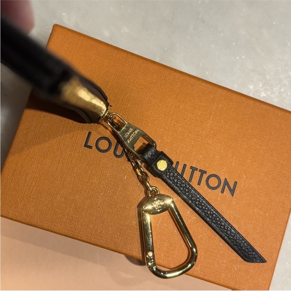Authentic Louis Vuitton Key Pouch Cles Bicolor Empreinte Monogram Leather - Picture 8 of 10
